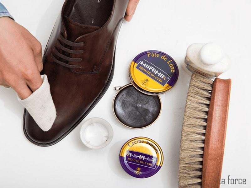 Làm sạch giày tây cẩn thận trước khi thực hiện các bước đánh bóng giày
