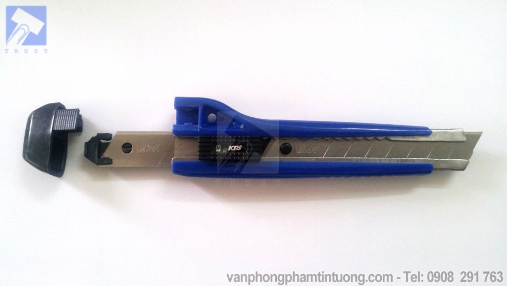 Lắp ráp các bộ phận của dao cắt giấy, bao gồm lưỡi dao Deli mới