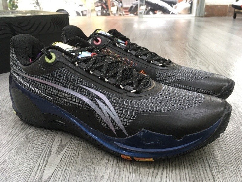 Li-Ning Wade 808 3 Ultra 'Nightlight' màu đen bóng với các chi tiết màu neon