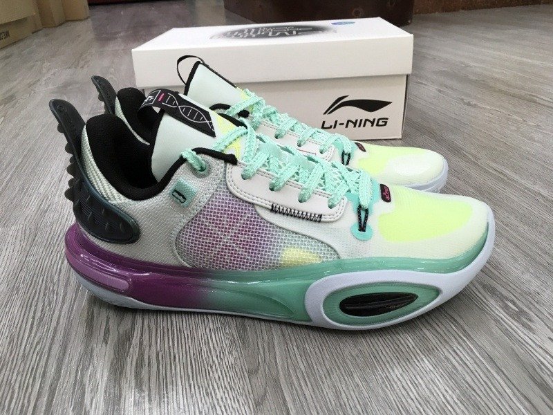 Li-Ning Wade All City 11 Ice Blood ABAT005-3 với tông màu đỏ rực và các họa tiết đặc biệt