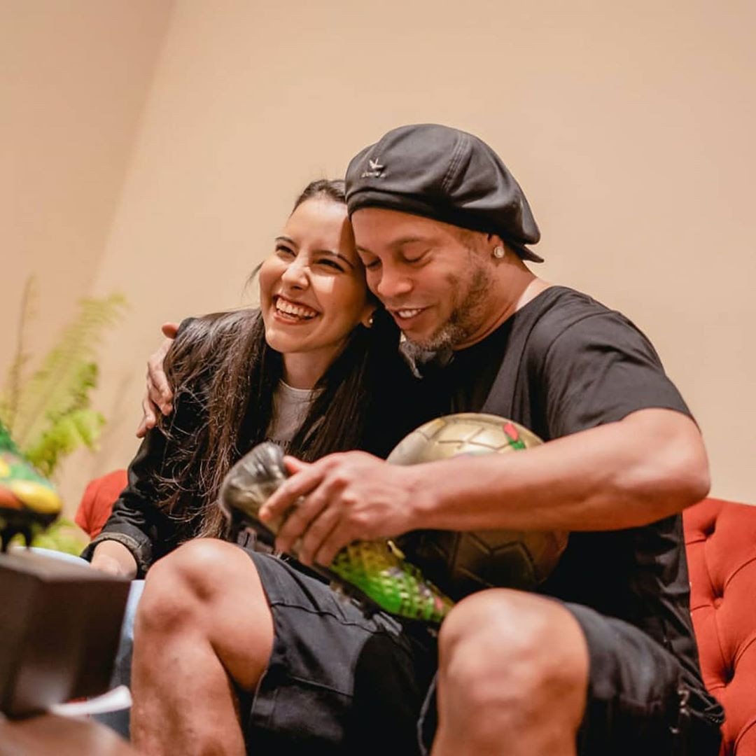Lili Cantero trình bày đôi giày đá bóng được vẽ thủ công cho Ronaldinho