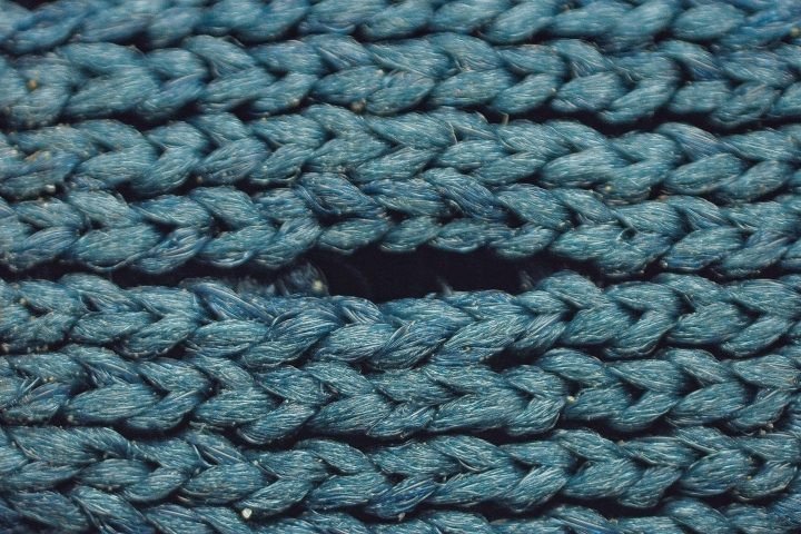 Lỗ thông hơi nhỏ trên thân giày New Balance Fresh Foam X More v4 khi nhìn gần, minh họa độ dày của vật liệu.