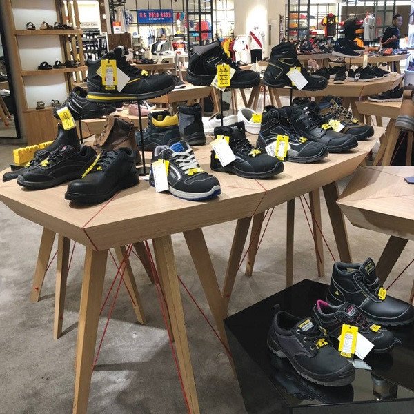 Logo thương hiệu giày bảo hộ Jogger nổi bật trên nền một đôi giày công nghiệp màu đen, biểu tượng cho chất lượng và độ tin cậy được ưa chuộng tại Cần Thơ.