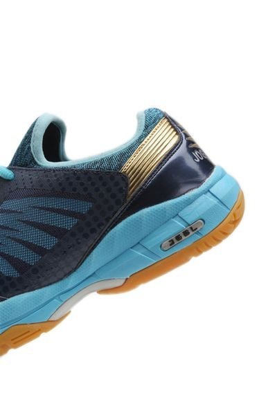 Lớp đệm chuyên dụng của giày cầu lông Yonex giúp giảm chấn thương và tăng sự thoải mái