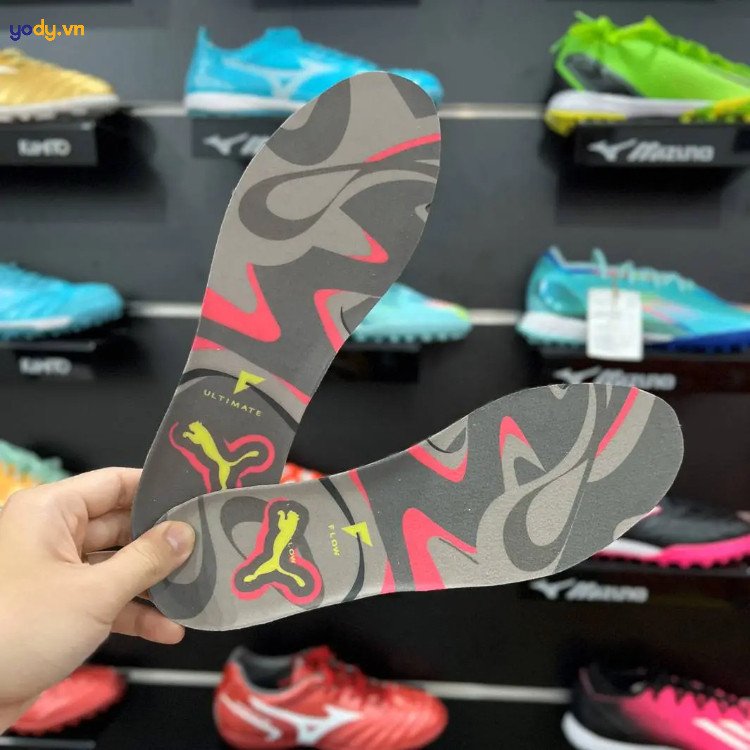 Lớp lót bên trong giày Puma chính hãng với đường may tỉ mỉ và logo báo của Puma.
