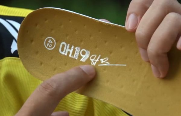 Lót giày Kamito QH19 với họa tiết tăng ma sát và chữ ký của Quang Hải