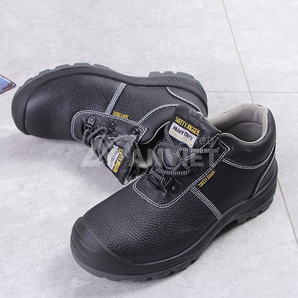 Lựa chọn giày bảo hộ jogger cổ cao chính hãng tại cửa hàng uy tín để đảm bảo chất lượng và độ bền.
