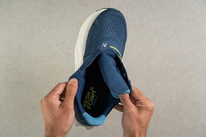 Lưỡi gà của giày chạy bộ New Balance Fresh Foam X More v4, thiết kế không cố định.