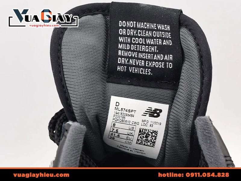 Mã QR trên tem giày New Balance 530 giúp xác thực chính hãng