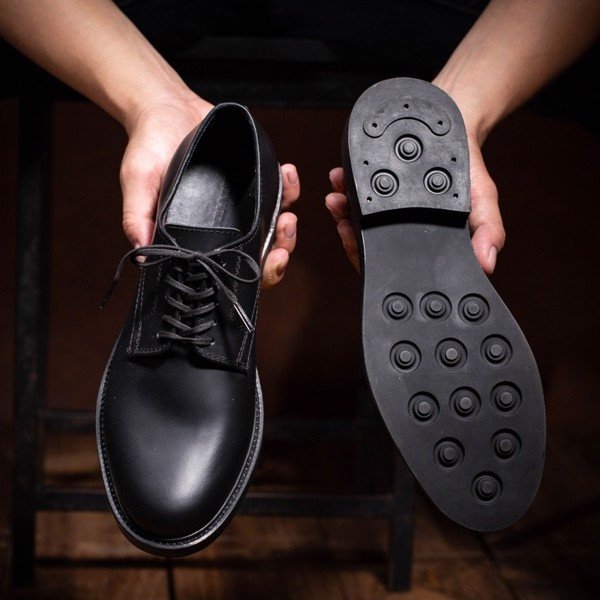 Mặc vest đi giày Derby màu nâu đất phong cách