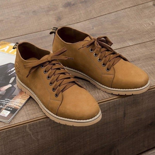 Mặc vest nam với giày Bucks da lộn trẻ trung