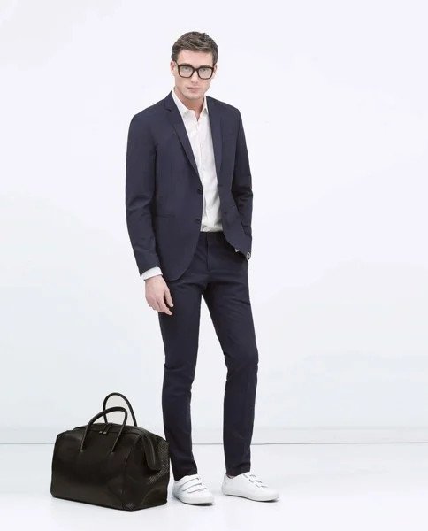 Mặc vest nam với giày thể thao trắng dễ phối đồ