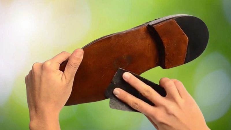 Mài đế giày thể thao bằng giấy nhám để tăng độ bám