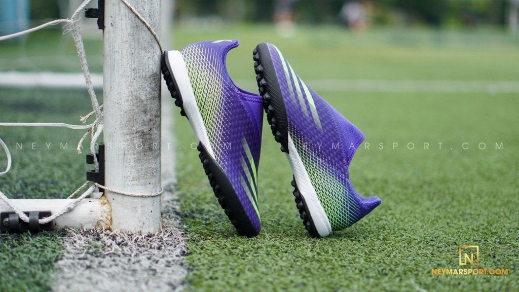 Mặt bên của giày đá bóng không dây Adidas X Ghosted với logo ba sọc nổi bật
