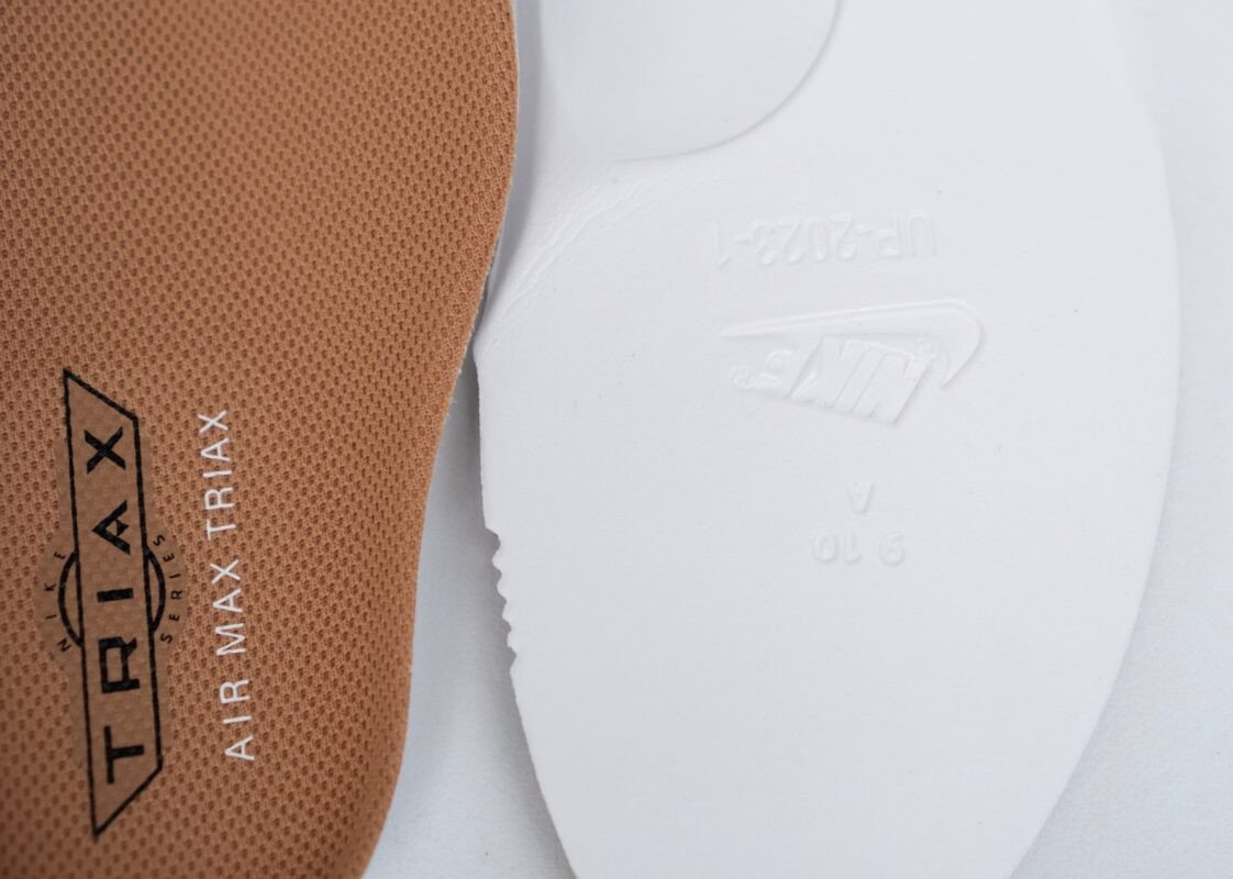 Mặt dưới lót giày Nike Jordan 1 với logo và thông số kỹ thuật rõ ràng.