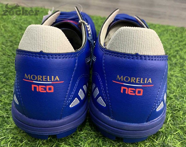 Mặt trong của giày đá bóng Mizuno Morelia Neo III PRO hiển thị lưỡi gà và lớp lót thoáng khí