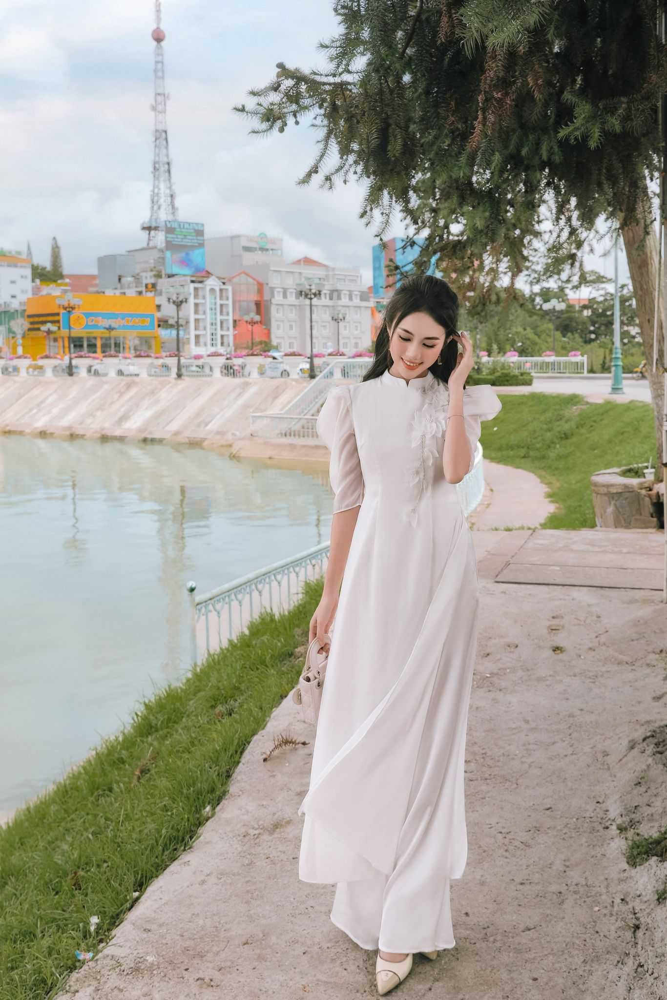 Mẫu áo dài cách tân tay phồng duyên dáng, rất phù hợp để kết hợp cùng giày thể thao trắng