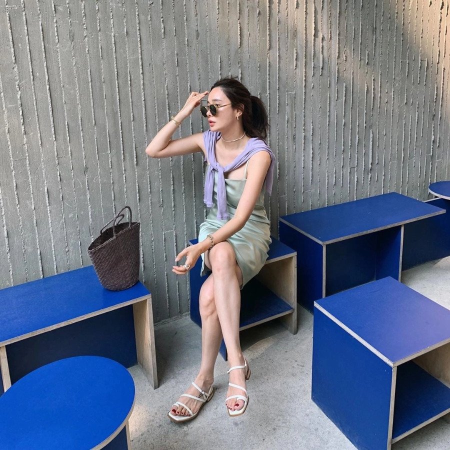 Mẫu đầm maxi xẻ tà với sandal quai mảnh