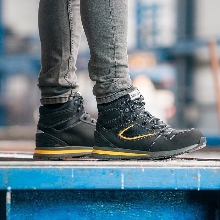 Mẫu giày bảo hộ cao cổ Jogger Speedy màu đen xám, thiết kế gọn nhẹ và năng động, phù hợp cho nhiều hoạt động.