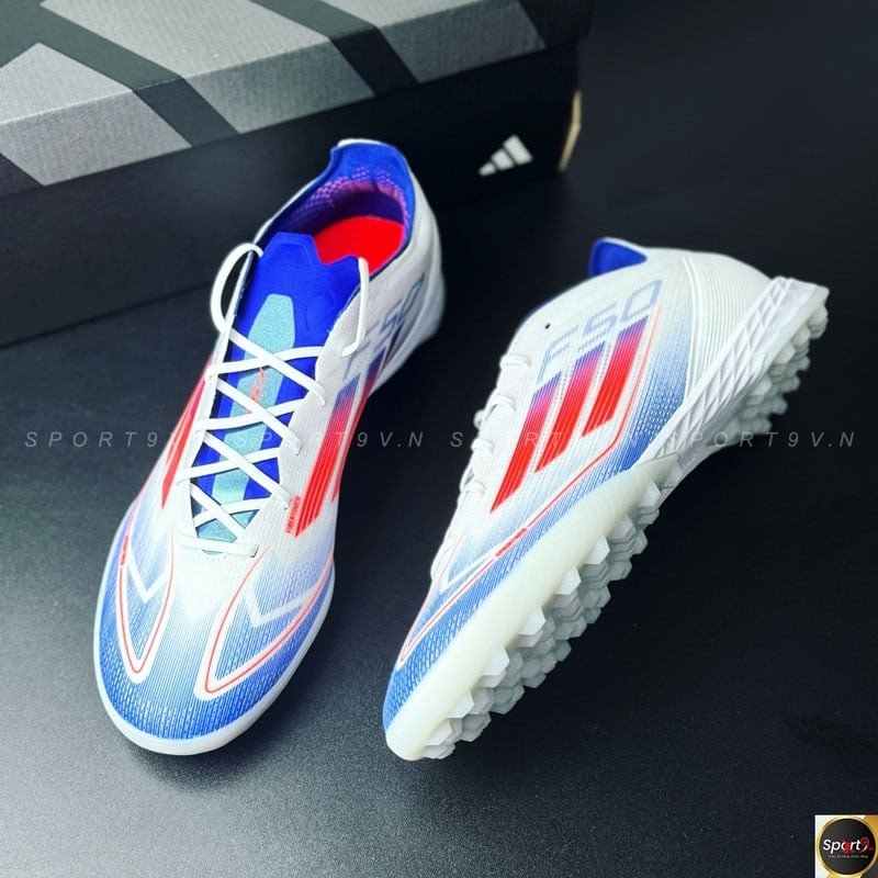 Mẫu giày bóng đá đinh TF adidas F50 Pro, thiết kế đặc biệt cho mặt sân cỏ nhân tạo, hỗ trợ di chuyển linh hoạt.