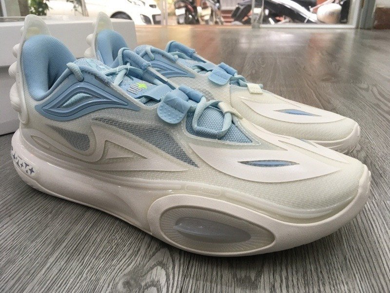Mẫu giày bóng rổ Li-Ning Wade All City 11 V2 Cloud White với màu trắng chủ đạo và điểm nhấn xanh lá