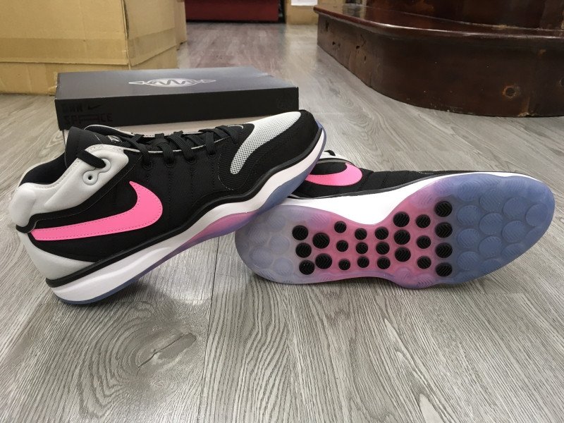 Mẫu giày bóng rổ Nike Zoom GT Hustle 2, nổi bật với công nghệ đệm và khả năng hỗ trợ vượt trội