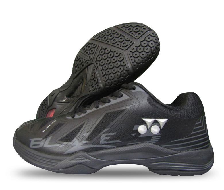 Mẫu giày cầu lông Yonex Blaze 3 màu đen mạnh mẽ trên sân