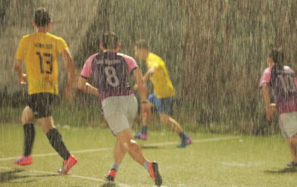 Mẫu giày đá bóng Nike Lunar Gato II với upper da dê và công nghệ Hyperfuse, tối ưu trọng lượng và độ thoáng khí.