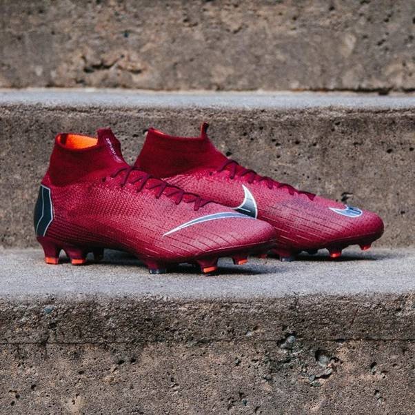 Mẫu giày đá bóng Nike Mercurial Rising Fire màu đỏ rượu vang của Mbappe