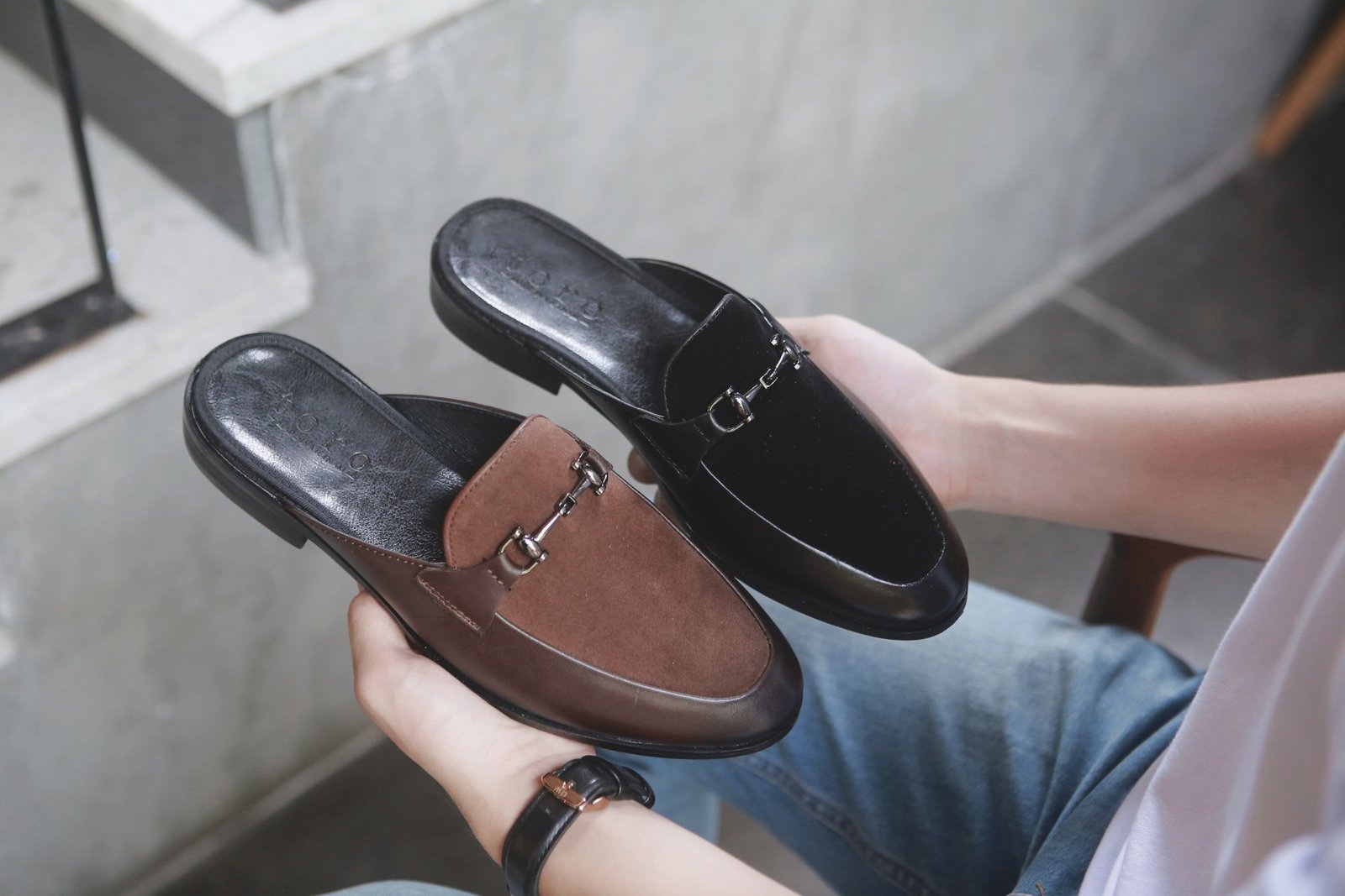 Mẫu giày Loafer cổ điển, một biến thể của giày slip-on, khác biệt với giày sục.