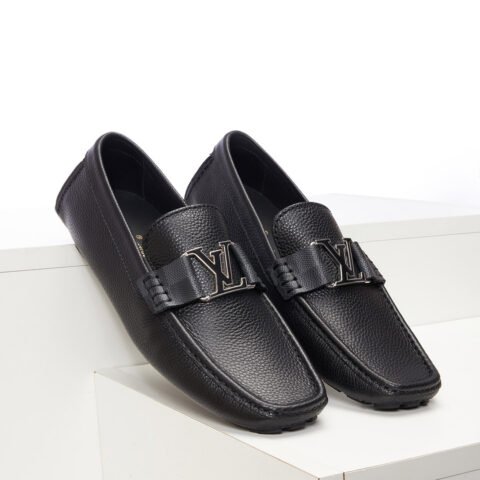 Mẫu giày lười Louis Vuitton phối tag caro da nhăn Like Auth, với thiết kế tinh tế và chất liệu da cao cấp, là biểu tượng của sự sang trọng và phong cách.