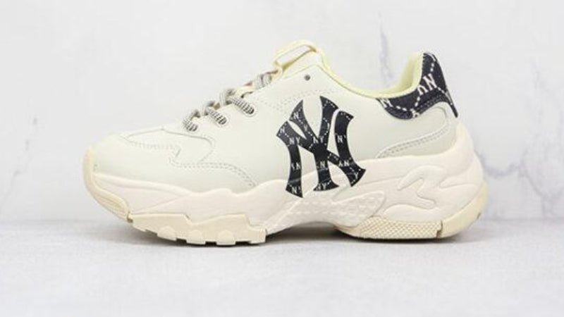 Mẫu giày MLB Big Ball Chunky màu trắng với đế to bản và logo NY nổi bật, giúp người mang tăng chiều cao đáng kể và thể hiện phong cách mạnh mẽ.
