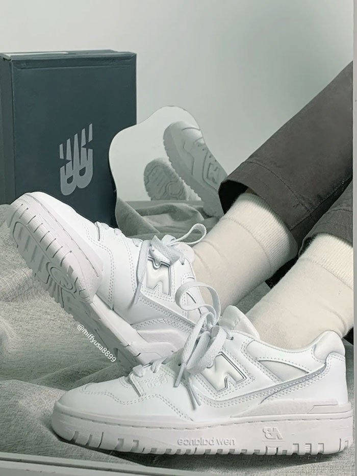 Mẫu giày New Balance 550 màu trắng kết hợp xanh mint với phần đế giày New Balance chắc chắn