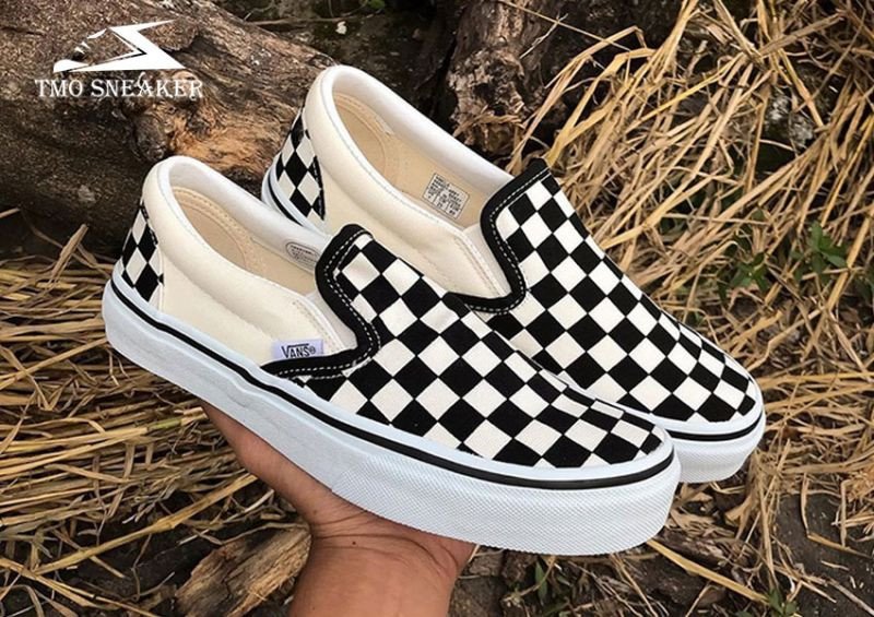 Mẫu giày sneaker hot 2025 Vans Slip On kẻ sọc trắng đen