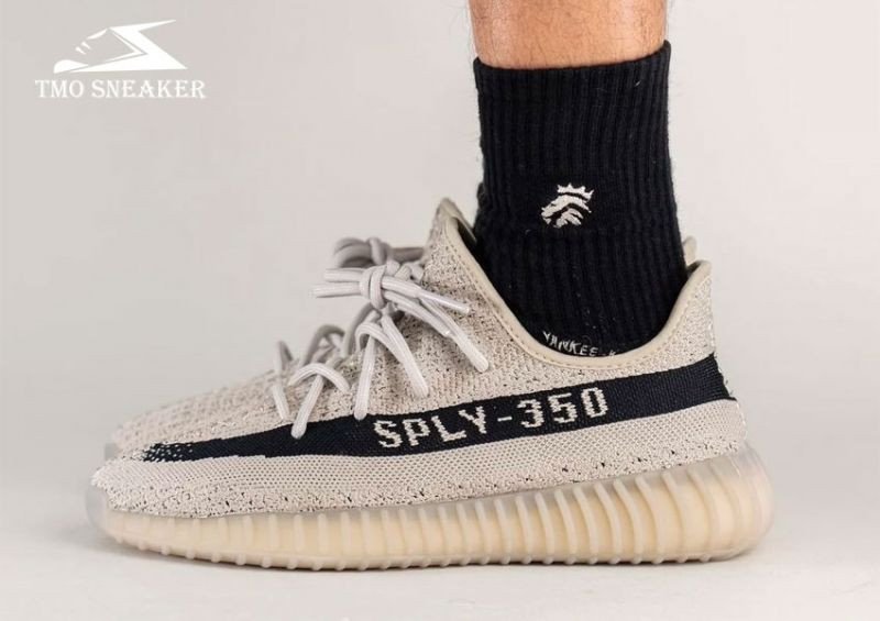 Mẫu giày sneaker hot 2025 Yeezy Boost 350 với dải phản quang