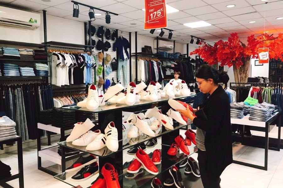 Mẫu giày sneaker nam năng động tại shop 4Men Quận 7