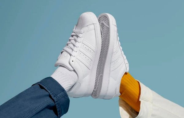 Mẫu giày thể thao Adidas đa sắc màu trên phố, thể hiện phong cách thời trang năng động