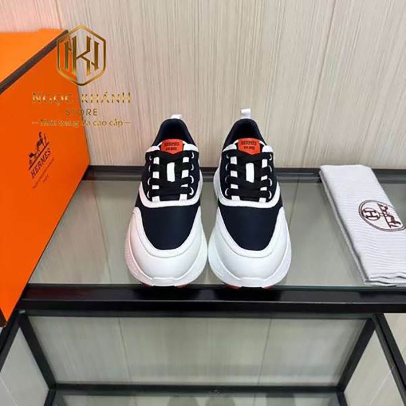 Mẫu giày thể thao Hermes nam trắng đen đế cam năng động