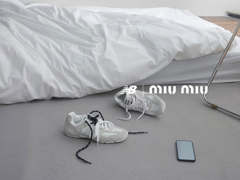 Mẫu giày thể thao nữ Miu Miu x New Balance 530 SL trên chân người mẫu, thể hiện sự sang trọng
