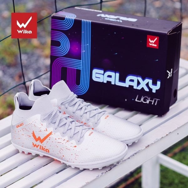 Mẫu giày Wika Galaxy Light sắc bạc hiện đại cho cầu thủ