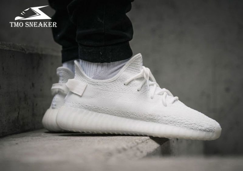 Mẫu giày Yeezy Boost 350 V2 Cream White full trắng đơn giản, nhưng sở hữu sức hút mạnh mẽ, là giày sneaker hot 2025.
