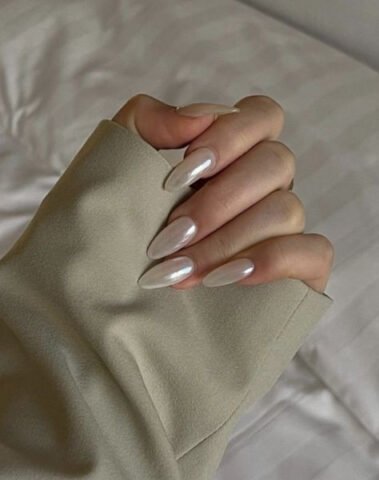 Mẫu móng tay tráng gương ngọc trai thanh lịch với ánh xà cừ hồng nhẹ