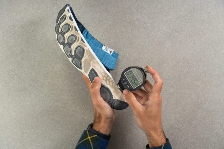 Máy đo độ cứng durometer trên lớp đệm Fresh Foam X của giày New Balance Fresh Foam X More v4, cho thấy độ mềm.