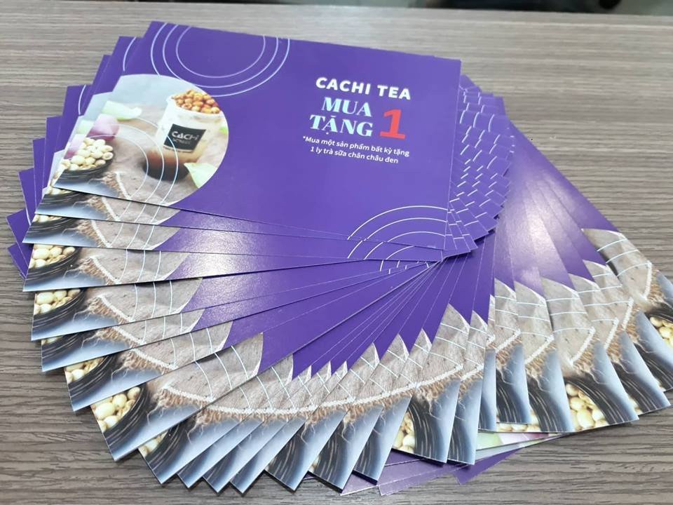 Máy in đang xử lý tài liệu với kích thước khổ giấy A5, thể hiện vai trò thực tiễn của khổ A5 trong in ấn