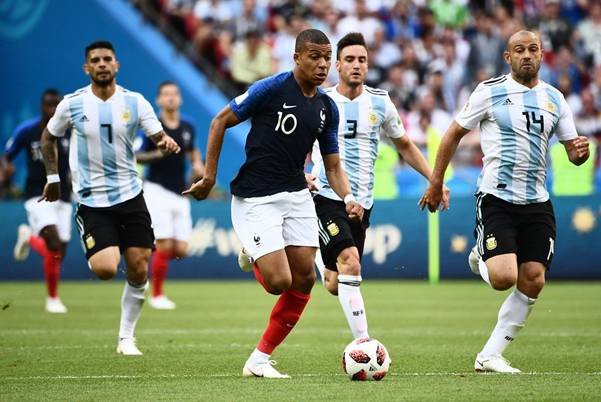 Mbappe bứt tốc với giày đá bóng Nike Mercurial trắng tại World Cup
