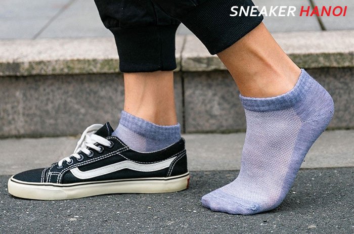 Mẹo phối đồ tránh lỗi mốt khi đi tất với quần short và giày sneaker