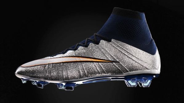 Mercurial Superfly 4 Silverware với phối màu bạc lấp lánh của CR7