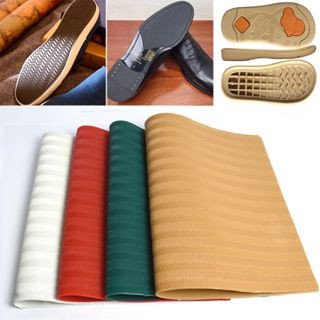 Miếng dán cao su chuyên dụng được sử dụng để dán lại phần đế bị mòn của giày cầu lông, giúp tăng cường độ ma sát và kéo dài tuổi thọ.