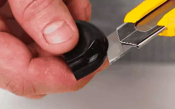 Minh họa cách bẻ lưỡi dao rọc giấy bằng dụng cụ chuyên dụng, đảm bảo an toàn và hiệu quả