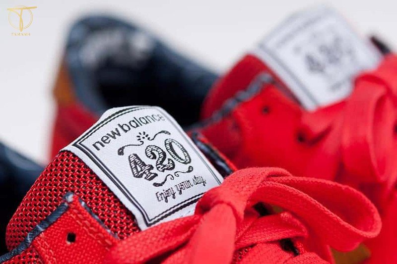 Minh họa lưỡi gà giày adidas bị lệch, lộ ra phần mu bàn chân